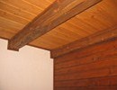 Přechod kartáčovaného obkladu stropu a palubkového obkladu stěny