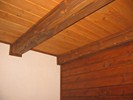 Přechod kartáčovaného obkladu stropu a palubkového obkladu stěny